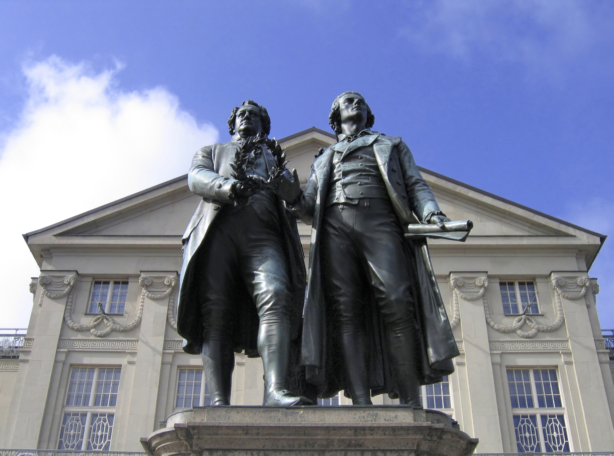 Goethe- und Schiller-Denkmal vor dem Deutschen Nationaltheater in Weimar