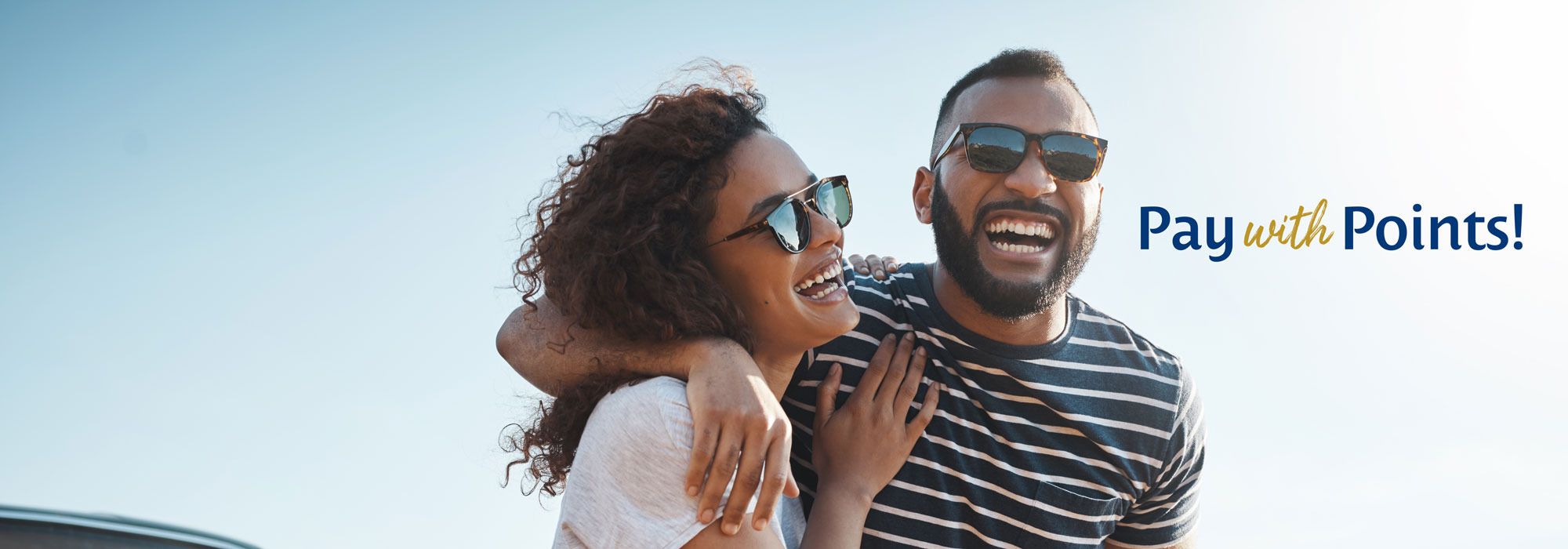 Zwei Personen umarmen sich unter freiem Himmel, rechts steht „Pay with Points!“ – Hinweis auf ein Bonusprogramm