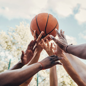Hände halten einen Basketball