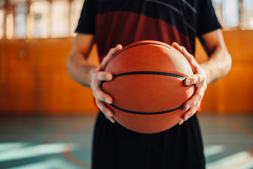 2 H&auml;nde halten einen Basektball