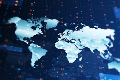 Digitale Weltkarte mit hellblauen Kontinenten auf dunklem Hintergrund, verbunden durch Datenpunkte und Linien – symbolisiert globale Nachrichten