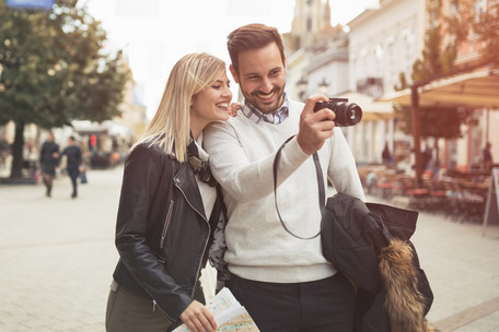 Two casually dressed people taking photos in an urban setting – a moment full of discoveries.