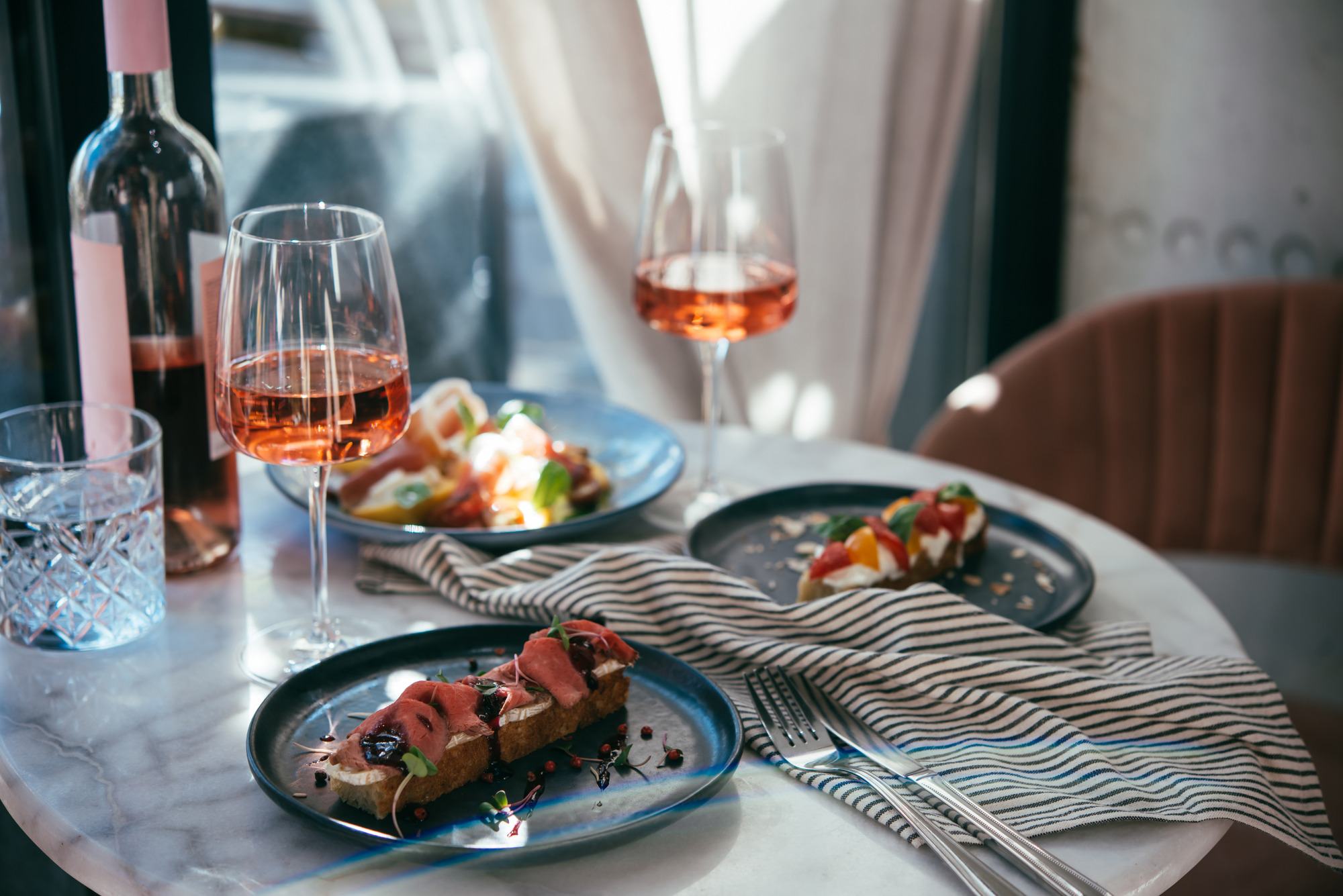 Gedeckter Tisch mit Wein