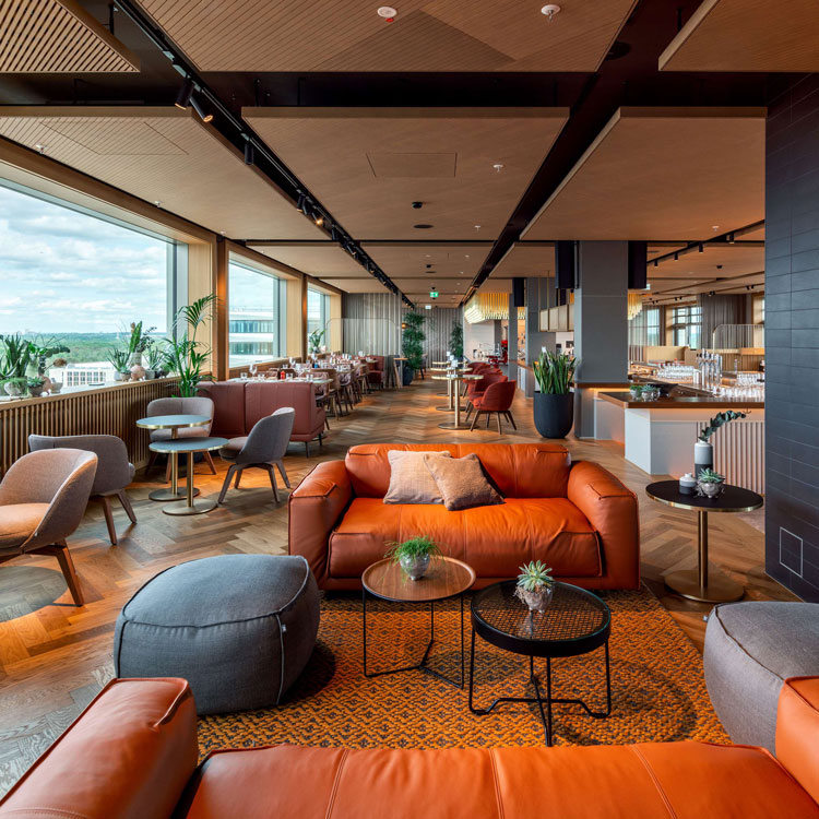 Stilvolles Restaurant mit Ledersofas und Panoramafenstern.