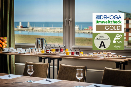 Frühstücksbuffet mit Meerblick und Umweltzertifikaten.