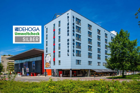 Modernes Hotelgebäude mit DEHOGA-Umweltcheck Silber.