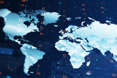 Digitale Weltkarte mit hellblauen Kontinenten auf dunklem Hintergrund, verbunden durch Datenpunkte und Linien – symbolisiert globale Nachrichten